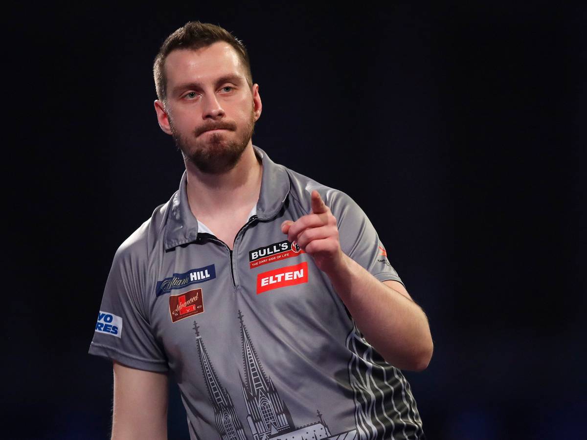 Florian Hempel mit Dom-Shirt bei der Darts-WM.