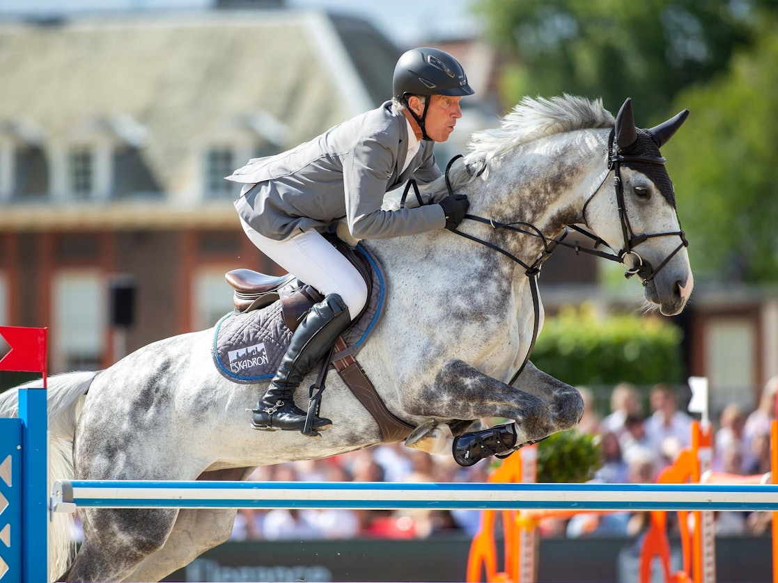 Ludger Beerbaum springt mit seinem Pferd über ein Hindenis.