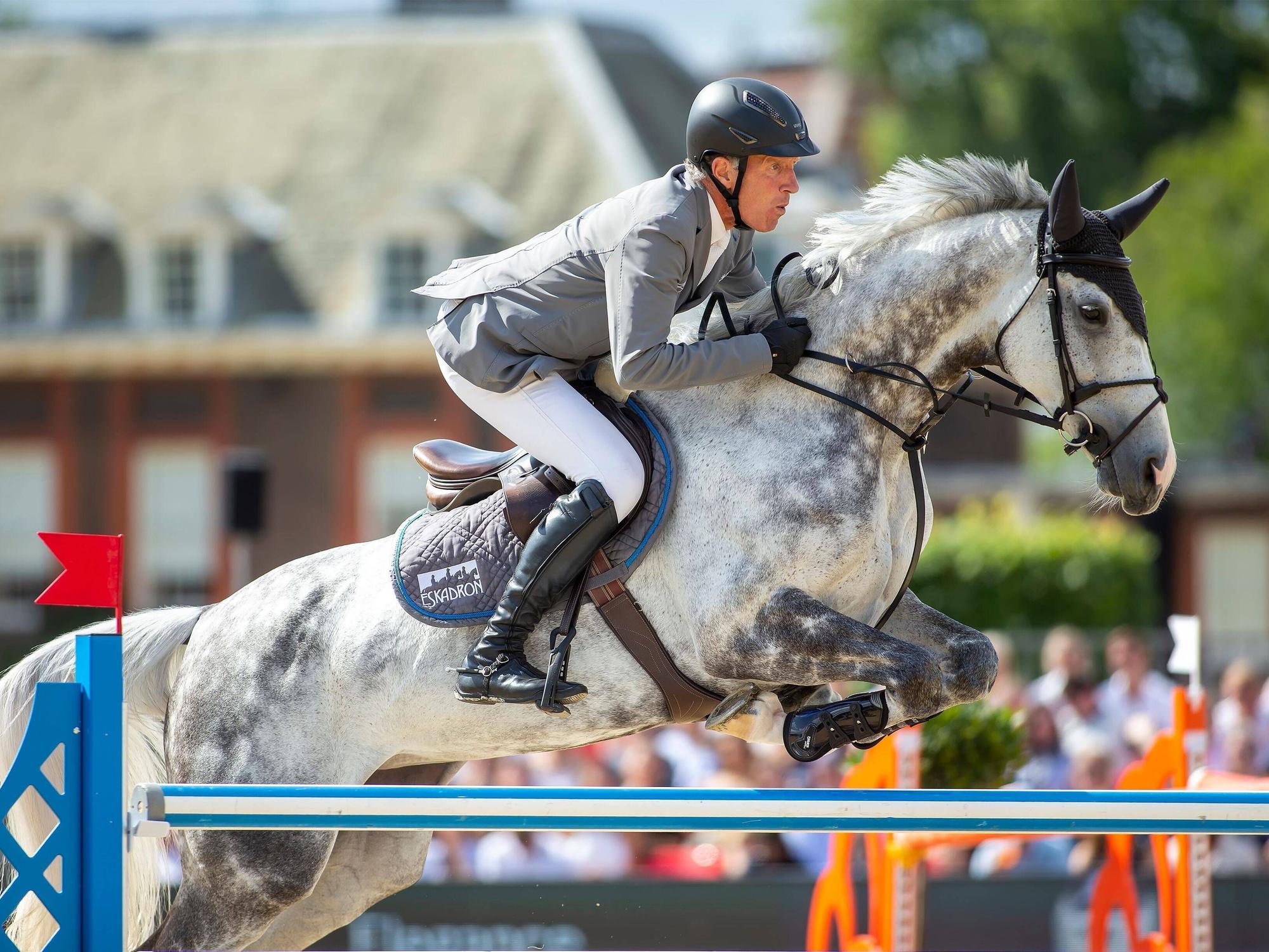 Ludger Beerbaum springt mit seinem Pferd über ein Hindenis.