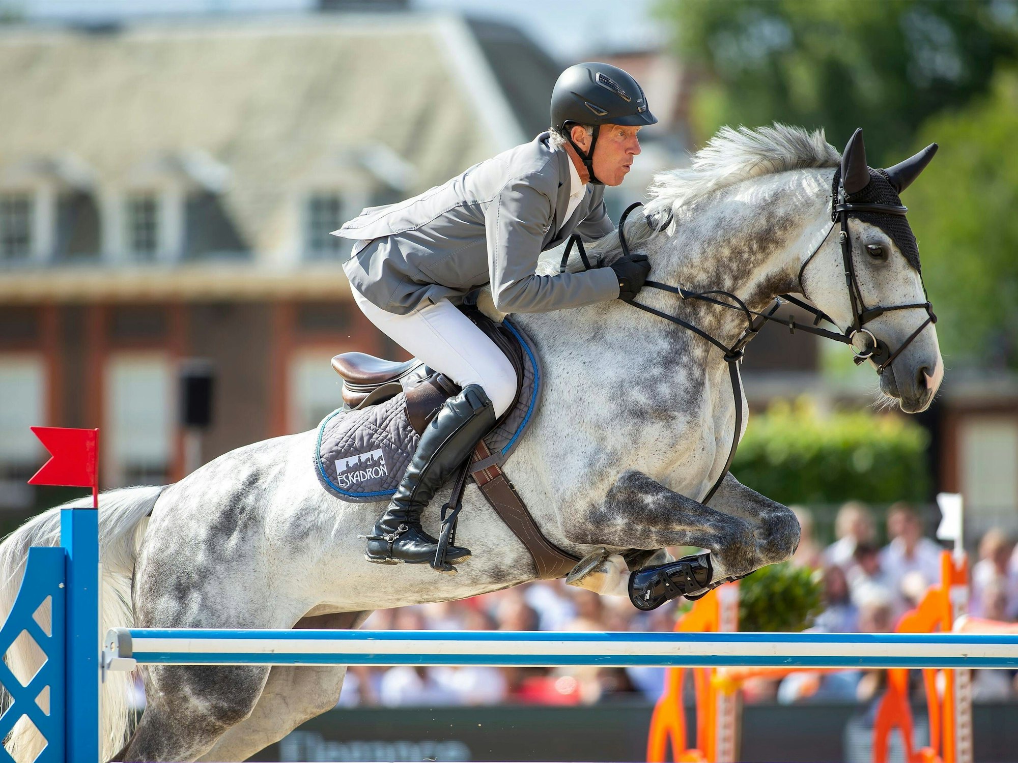 Ludger Beerbaum springt mit seinem Pferd über ein Hindenis.