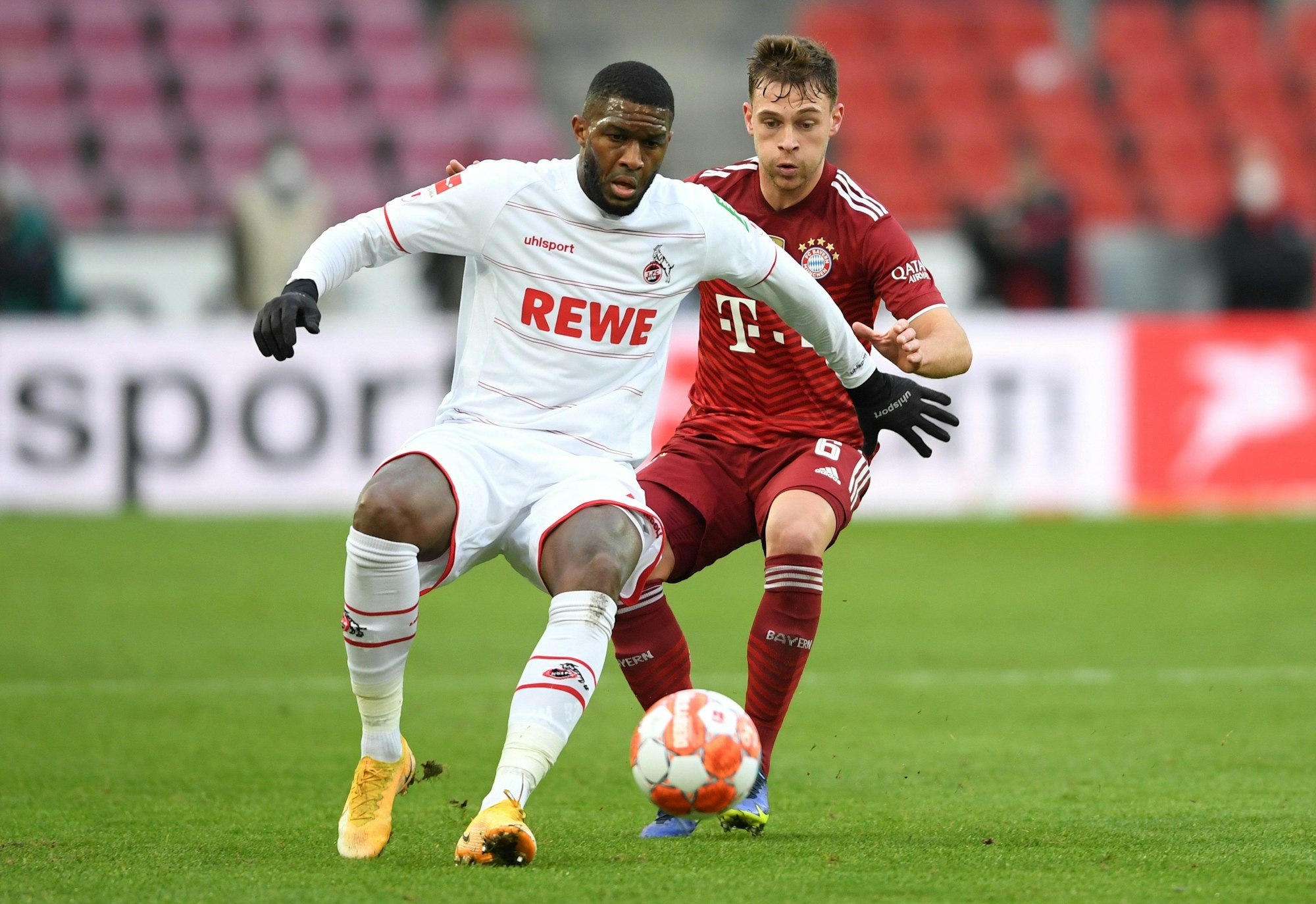 Anthony Modeste im Zweikampf mit Joshua Kimmich.
