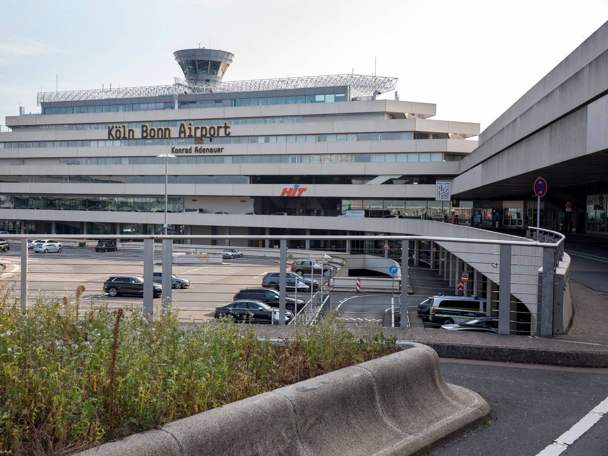 Der Flughafen Köln Bonn von außen.