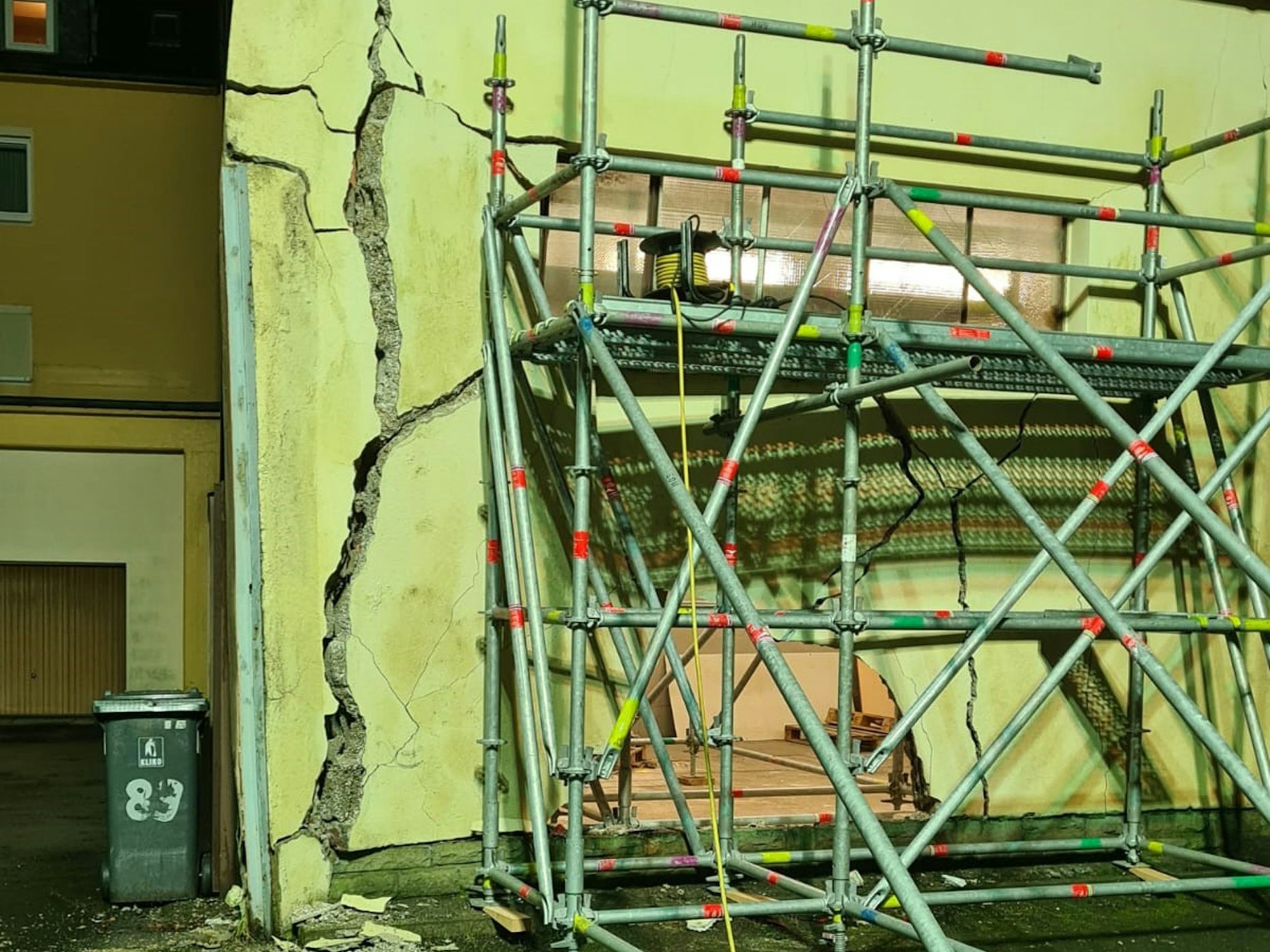 Beschädigte Hauswand nach Unfall mit Auto.