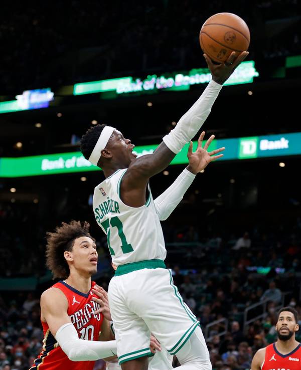 NBA-Profi Dennis Schröder springt in Richtung Korb, während Pelicans-Spieler Jaxson Hayes machtlos hinterherschaut.