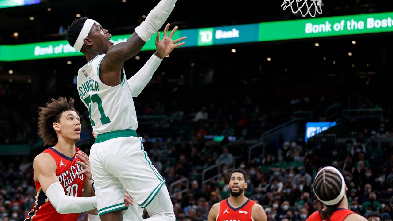 NBA-Profi Dennis Schröder springt in Richtung Korb, während Pelicans-Spieler Jaxson Hayes machtlos hinterherschaut.