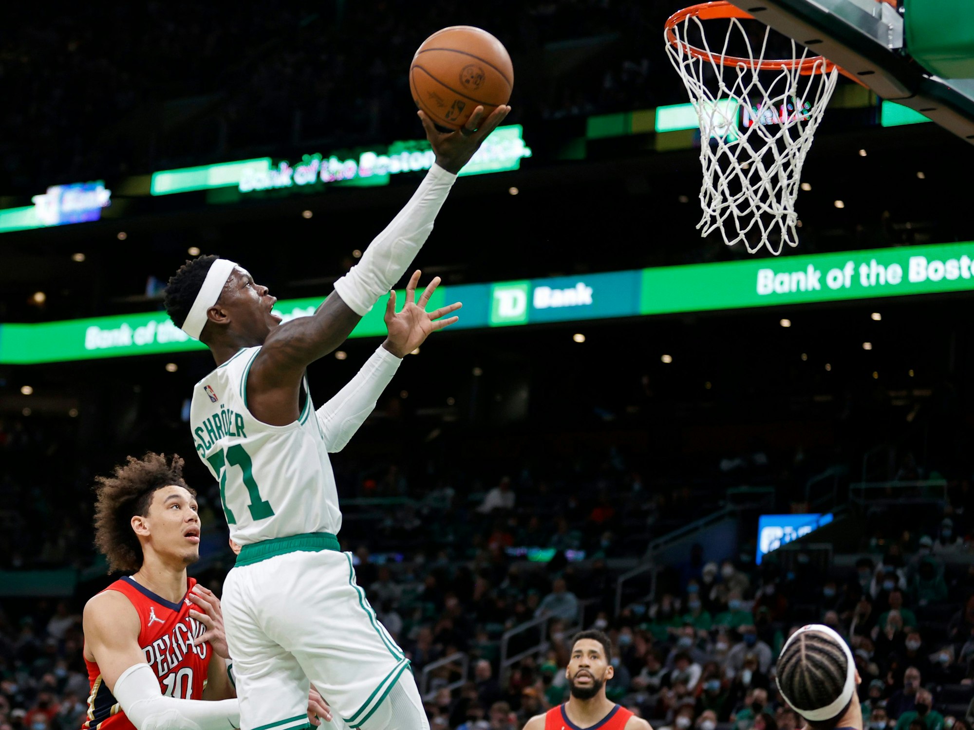 NBA-Profi Dennis Schröder springt in Richtung Korb, während Pelicans-Spieler Jaxson Hayes machtlos hinterherschaut.