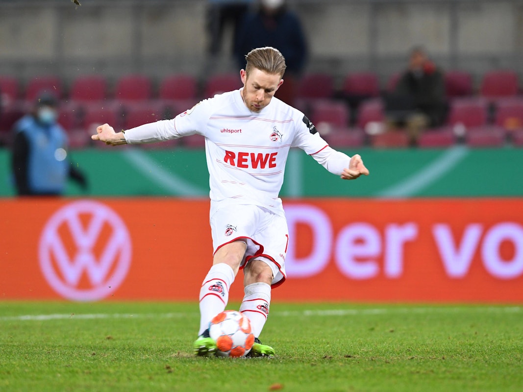Elfmeterschießen: Florian Kainz vom 1. FC Köln  schießt.