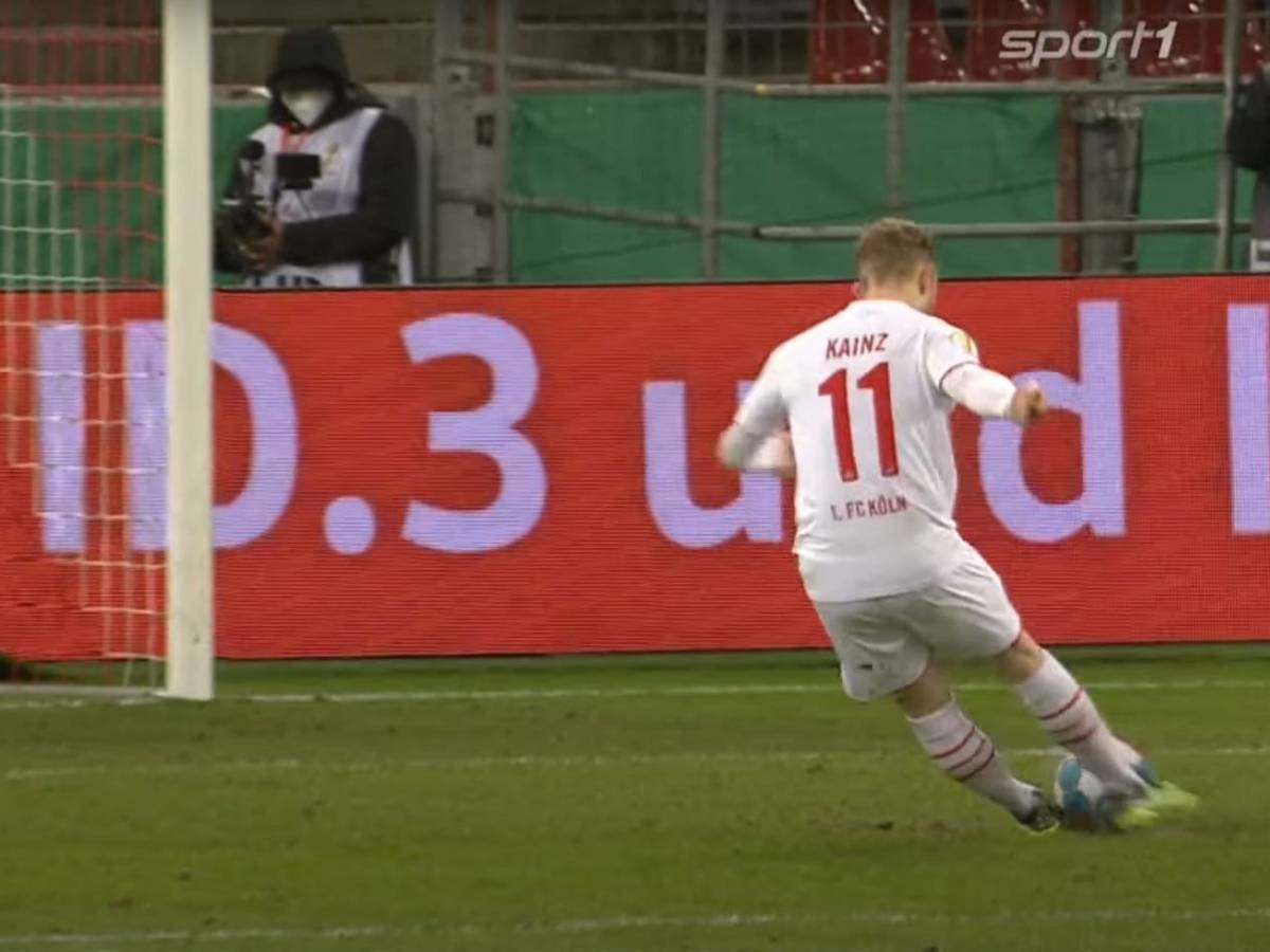 Florian Kainz schießt sich gegen den Hamburger SV selbst an.