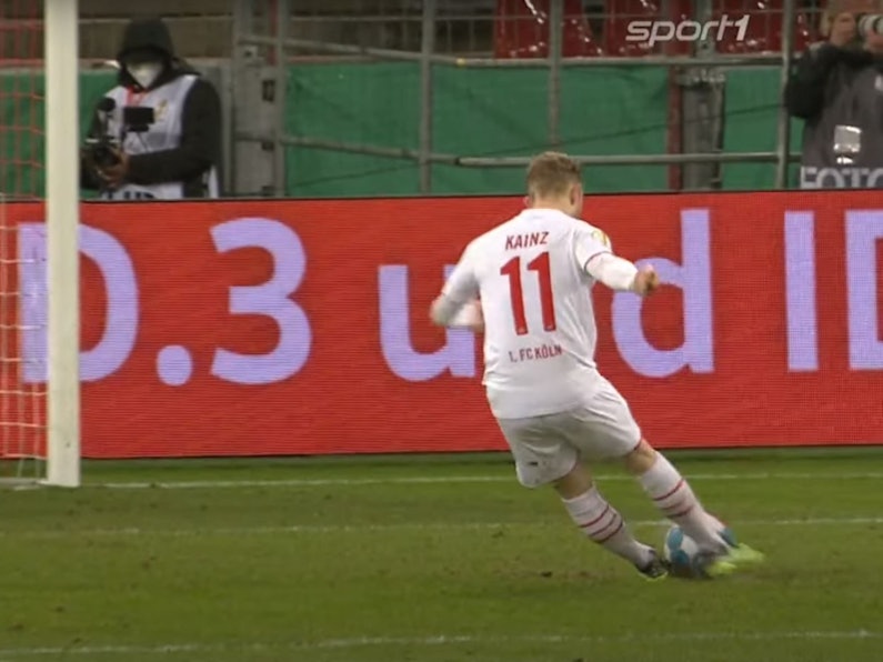 Florian Kainz schießt sich gegen den Hamburger SV selbst an.
