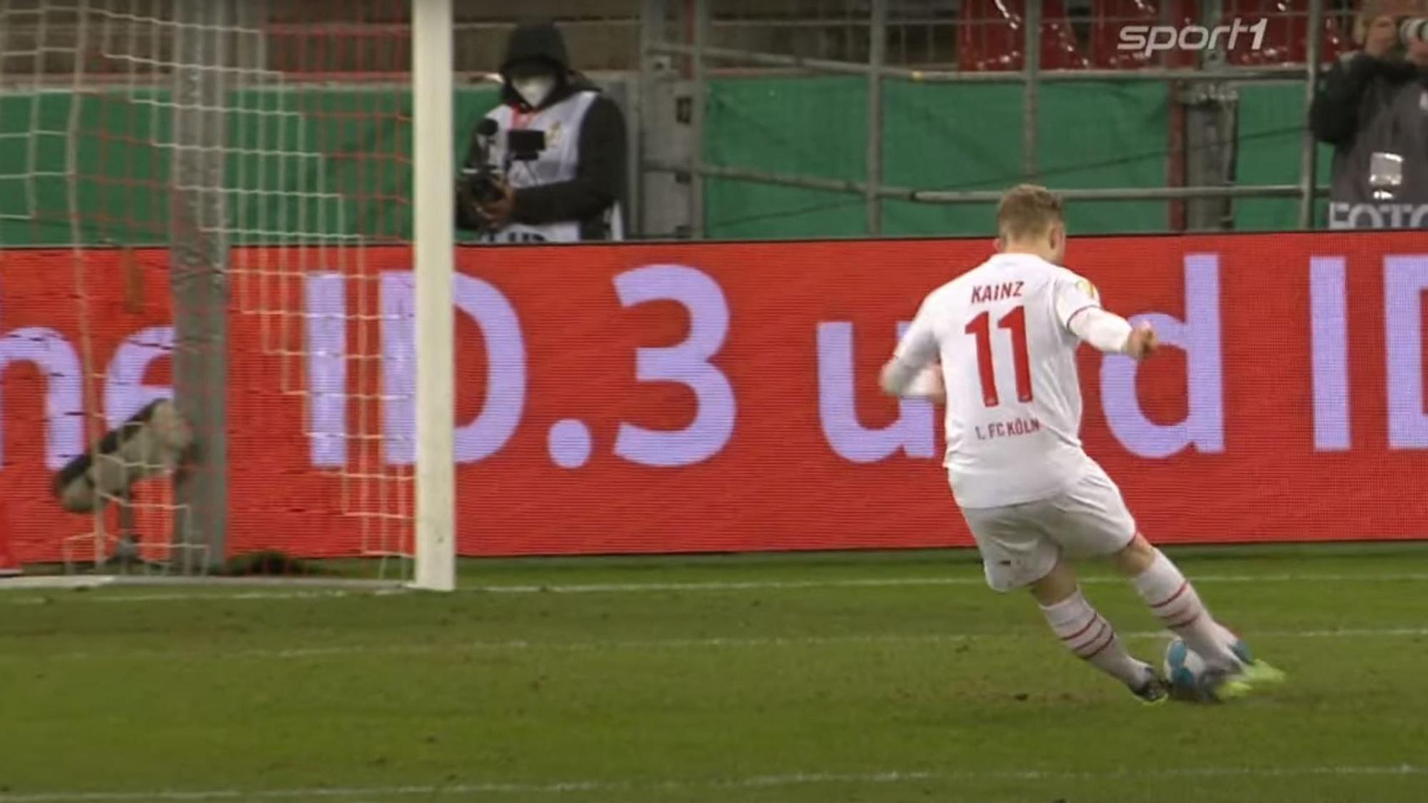 Florian Kainz schießt sich gegen den Hamburger SV selbst an.