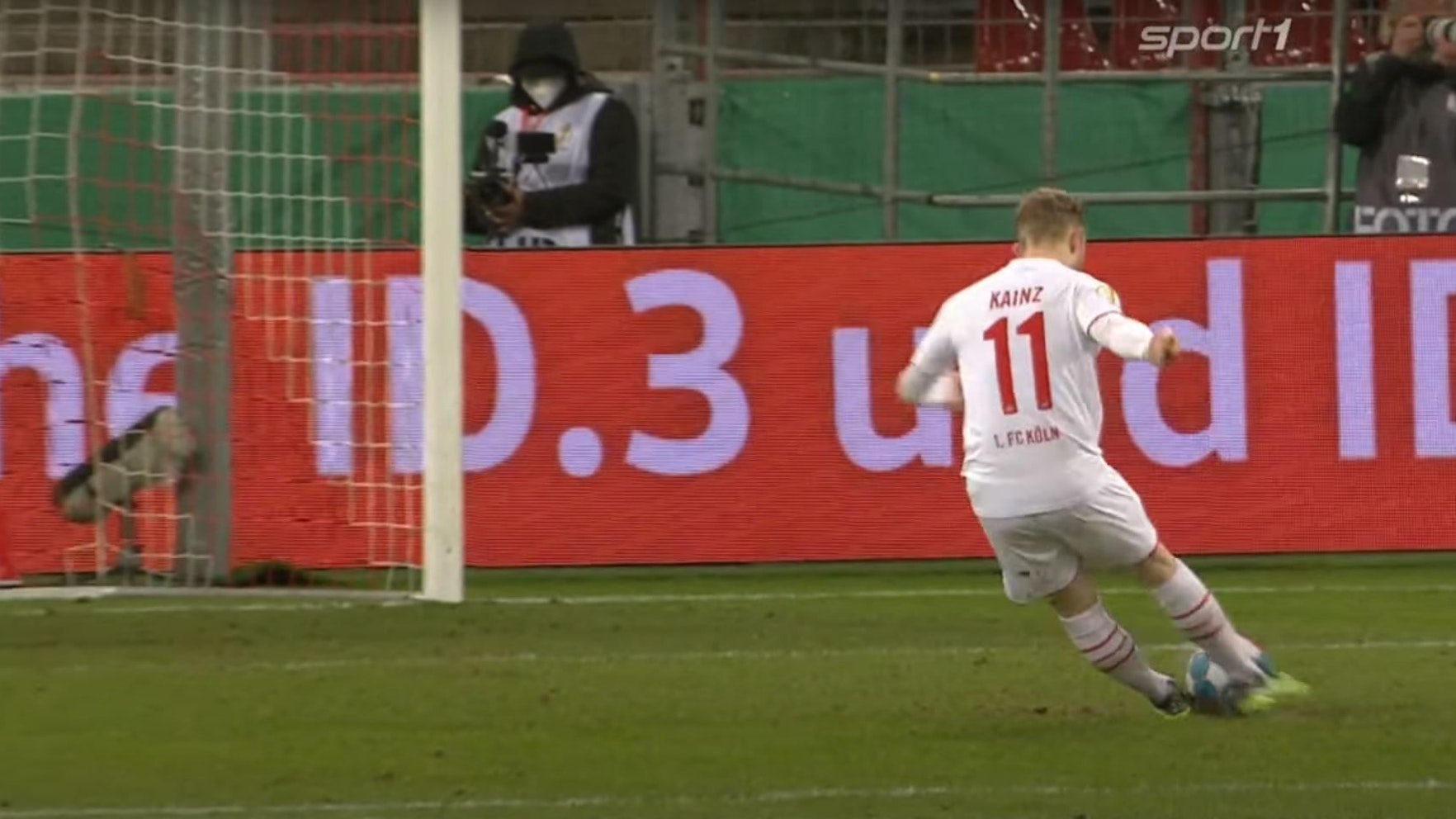 Florian Kainz schießt sich gegen den Hamburger SV selbst an.