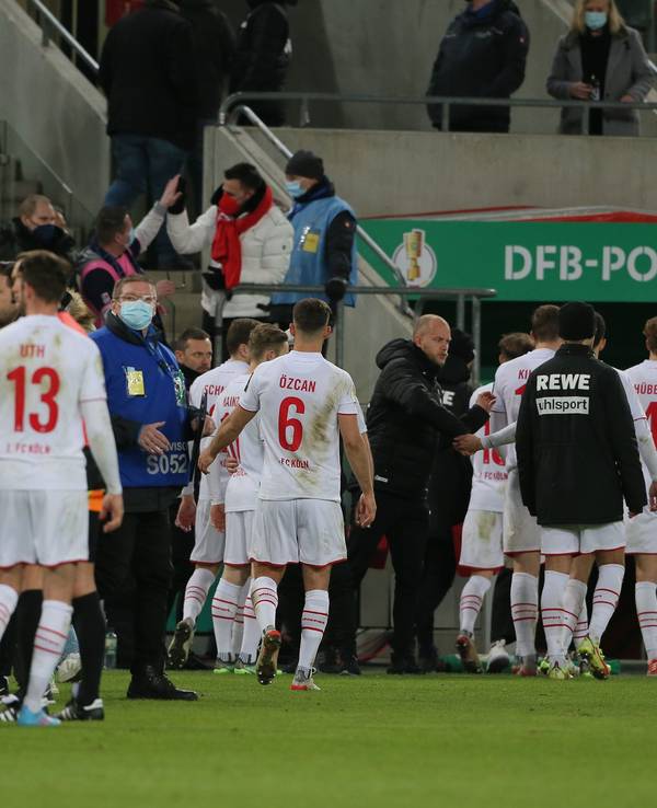 Die Spieler des 1. FC Köln verlassen nach dem Aus im DFB-Pokal das Rhein-Energie-Stadion.