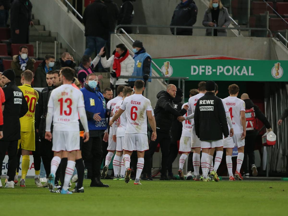 Die Spieler des 1. FC Köln verlassen nach dem Aus im DFB-Pokal das Rhein-Energie-Stadion.