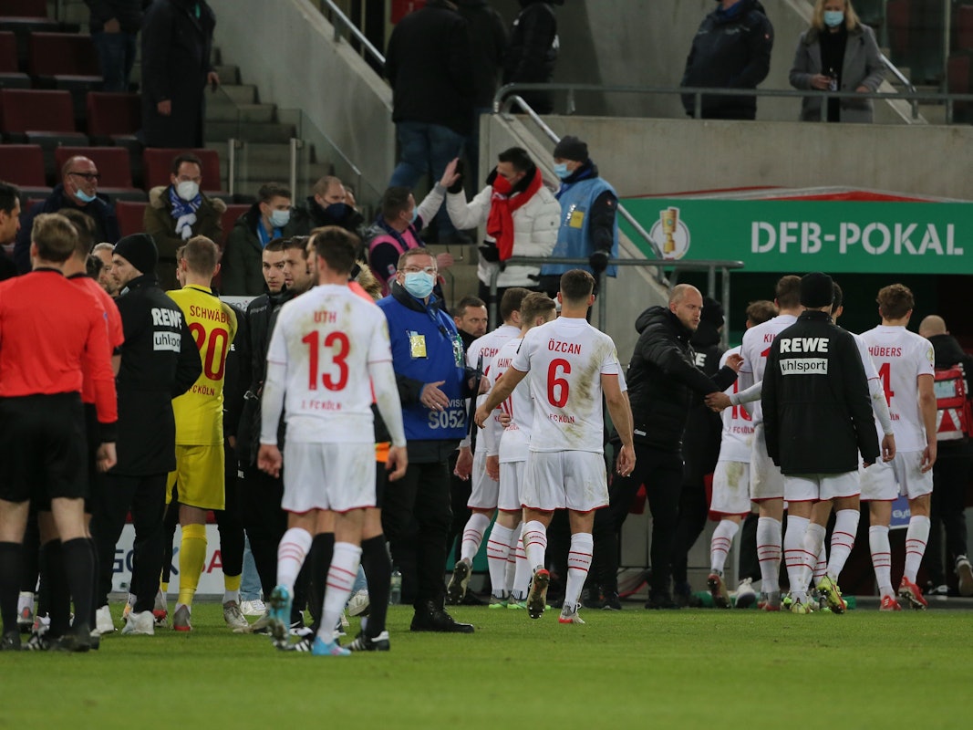 Die Spieler des 1. FC Köln verlassen nach dem Aus im DFB-Pokal das Rhein-Energie-Stadion.