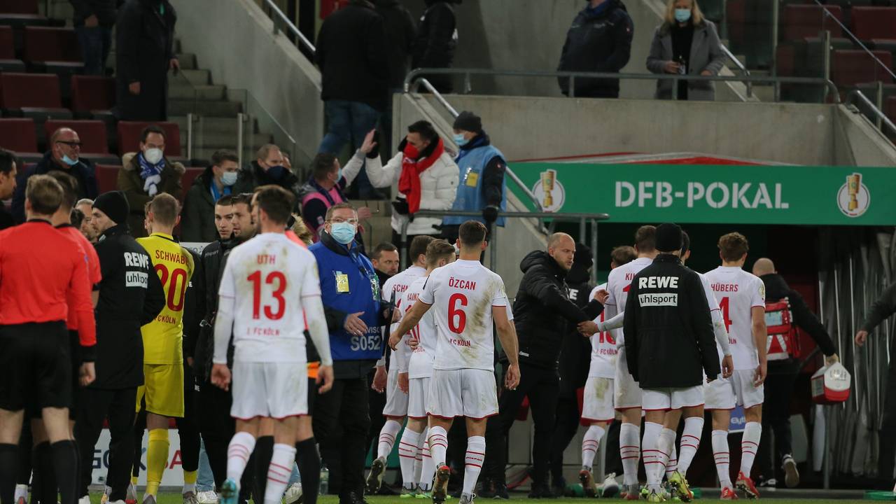 Die Spieler des 1. FC Köln verlassen nach dem Aus im DFB-Pokal das Rhein-Energie-Stadion.