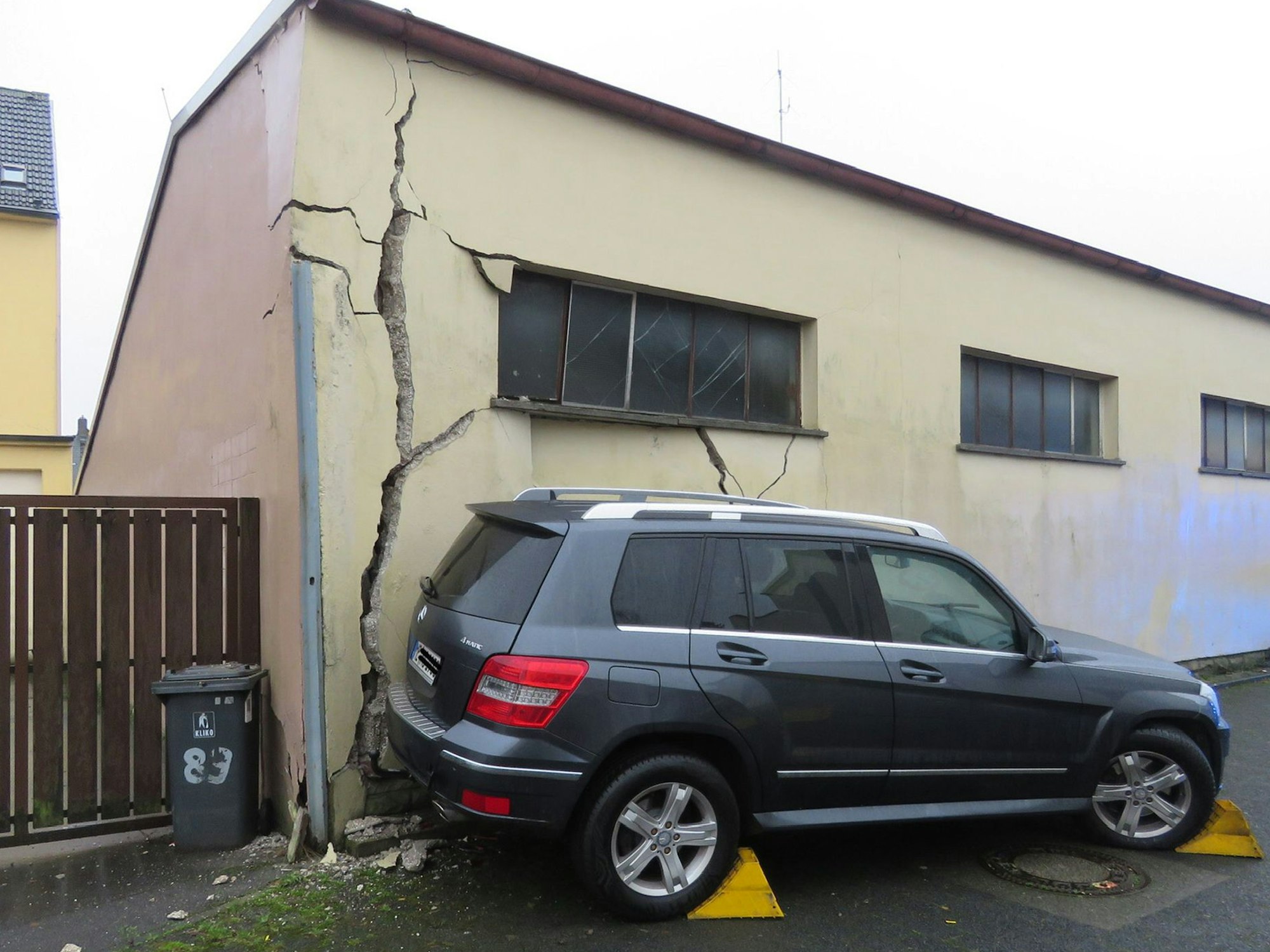 Am Montagmittag verwechselte eine 75-Jährige das Gas- mit dem Bremspedal und fuhr mit voller Wucht gegen eine Hauswand.