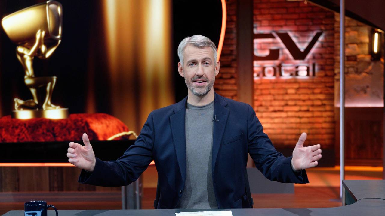 Der Entertainer Sebastian Pufpaff sitzt nach der Aufzeichnung der ersten Sendung der wieder aufgenommenen ProSieben-Comedyshow „TV total“ im Studio.