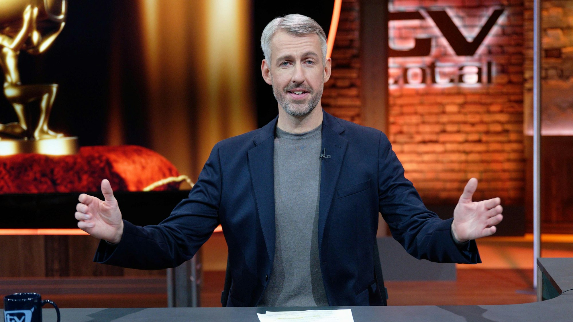 Sebastian Pufpaff sitzt nach der ersten Sendung der ProSieben-Comedyshow „TV Total“ im Studio