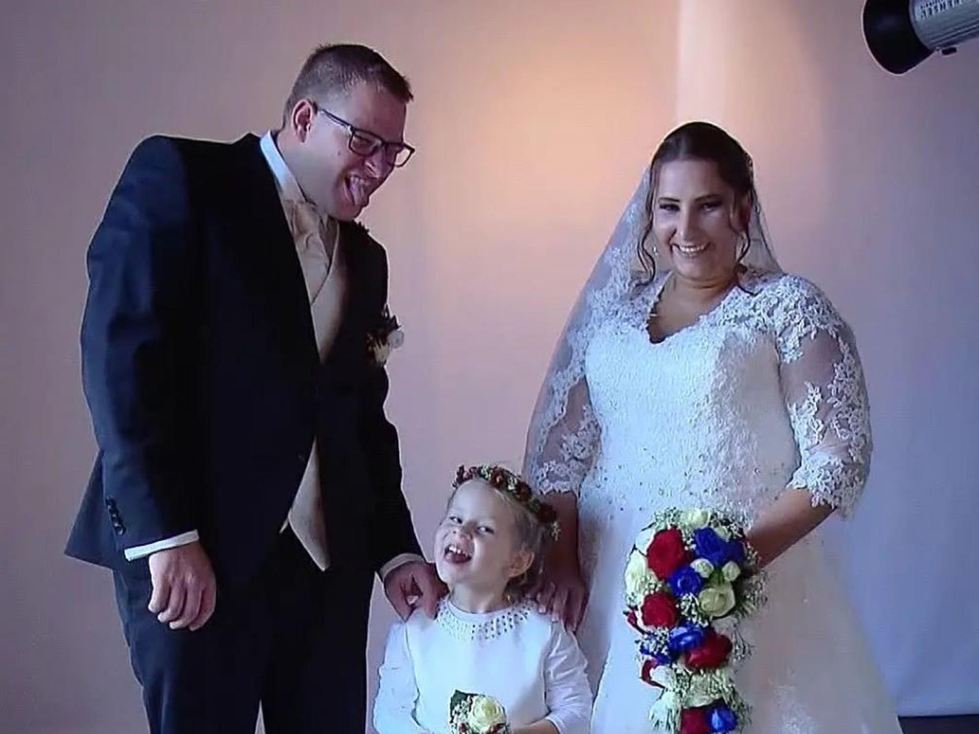Braut Anna, Nils und die kleine Luisa bei „4 Hochzeiten“.