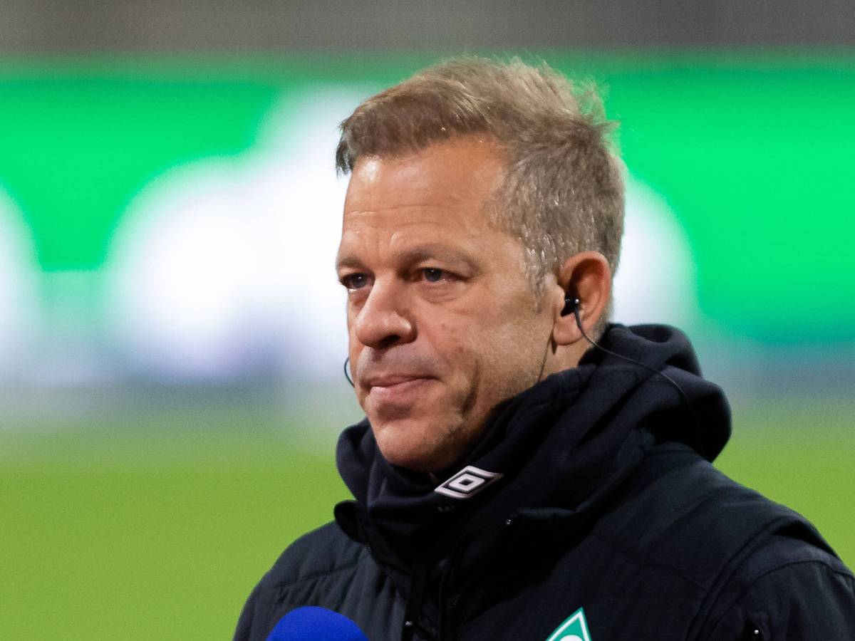 Markus Anfang steht auf dem Rasen beim Interview
