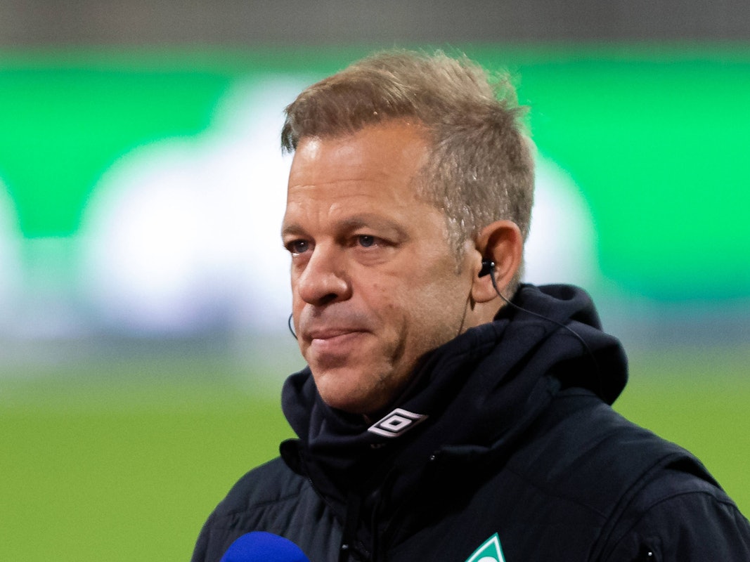 Markus Anfang steht auf dem Rasen beim Interview