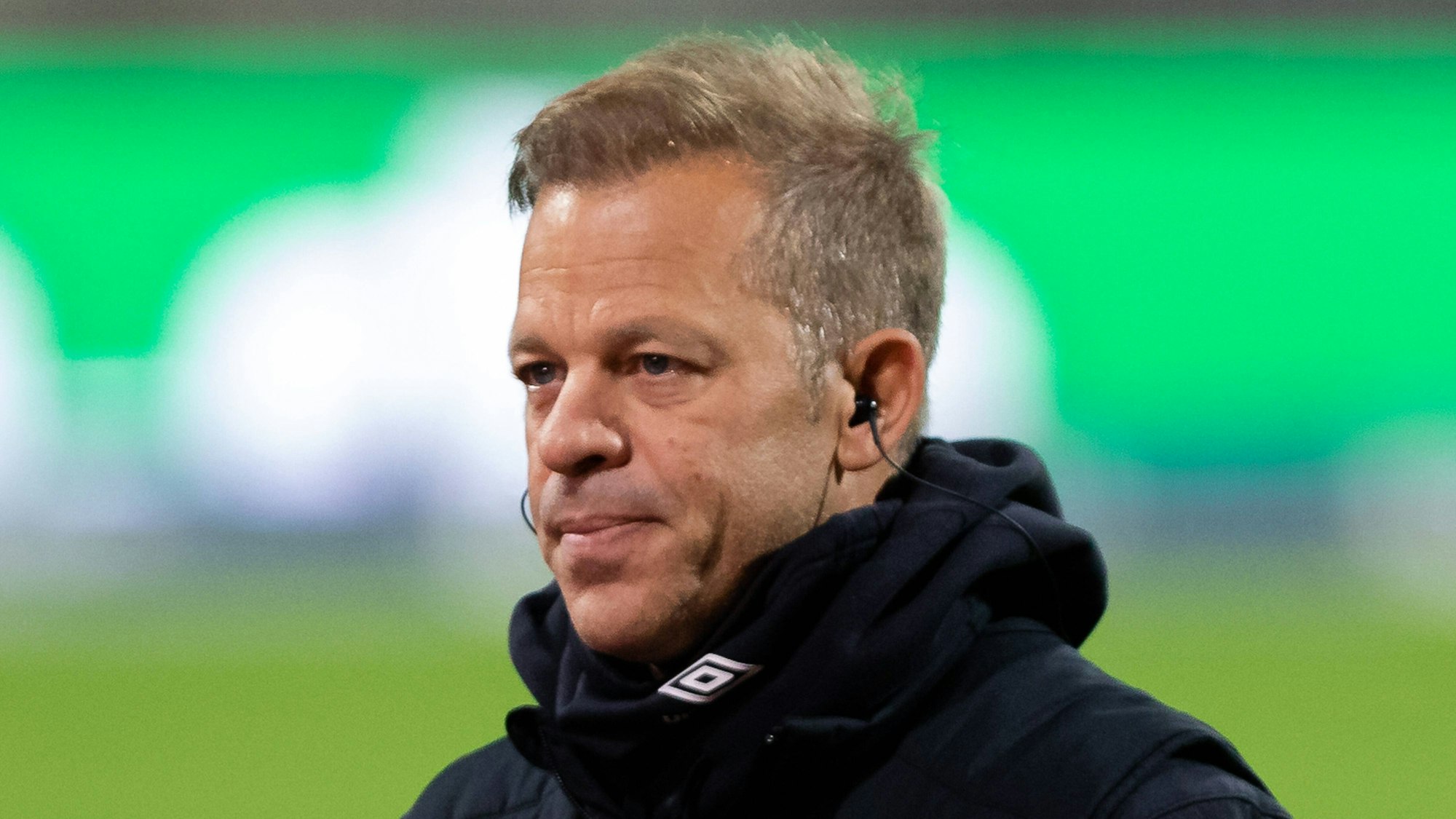 Markus Anfang steht auf dem Rasen beim Interview