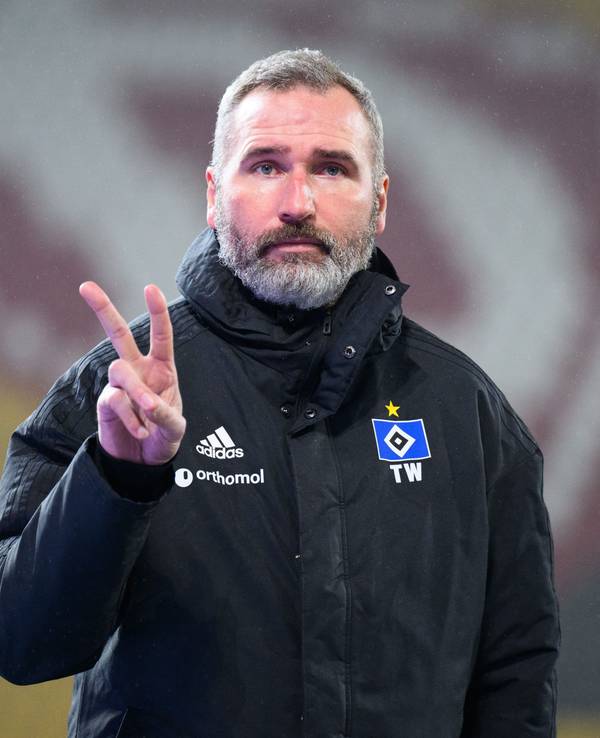Hamburgs Trainer Tim Walter kommt in das Stadion.