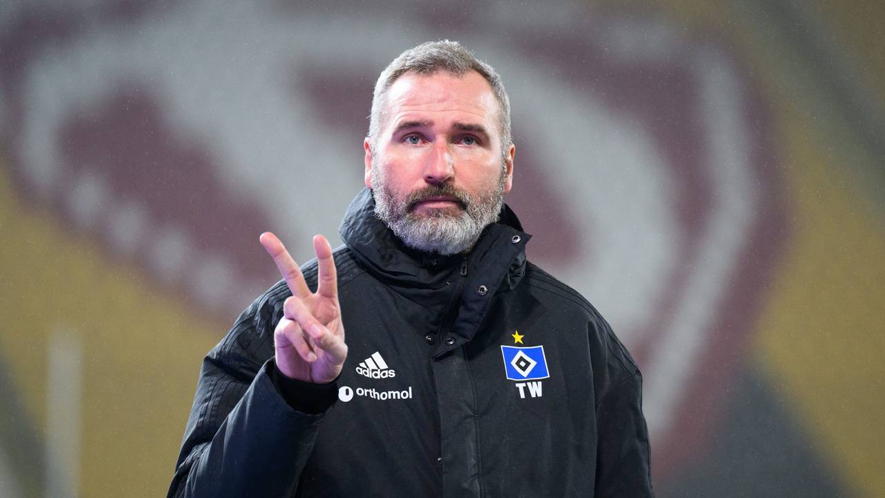 Hamburgs Trainer Tim Walter kommt in das Stadion.
