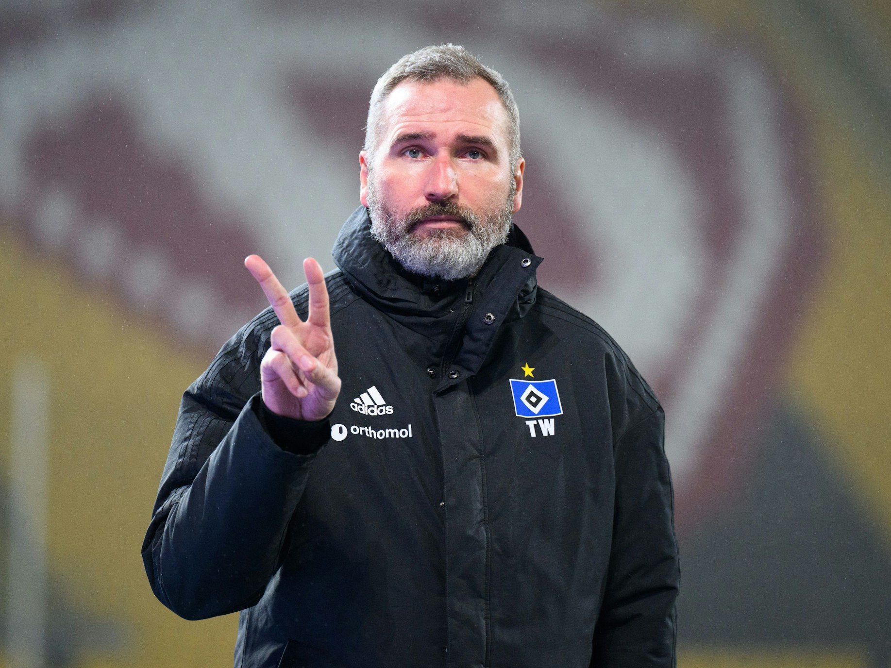 Hamburgs Trainer Tim Walter kommt in das Stadion.