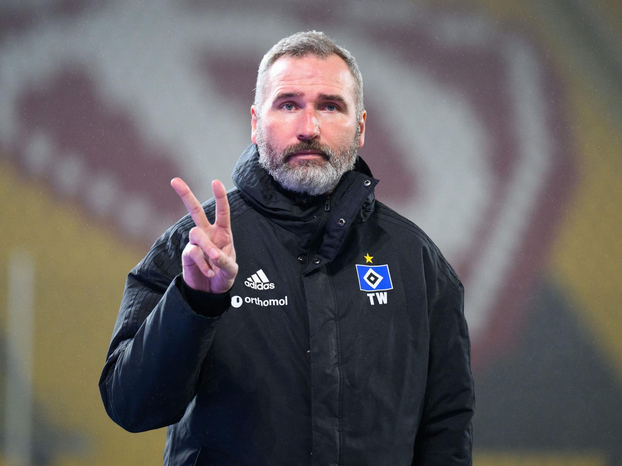 Hamburgs Trainer Tim Walter kommt in das Stadion.