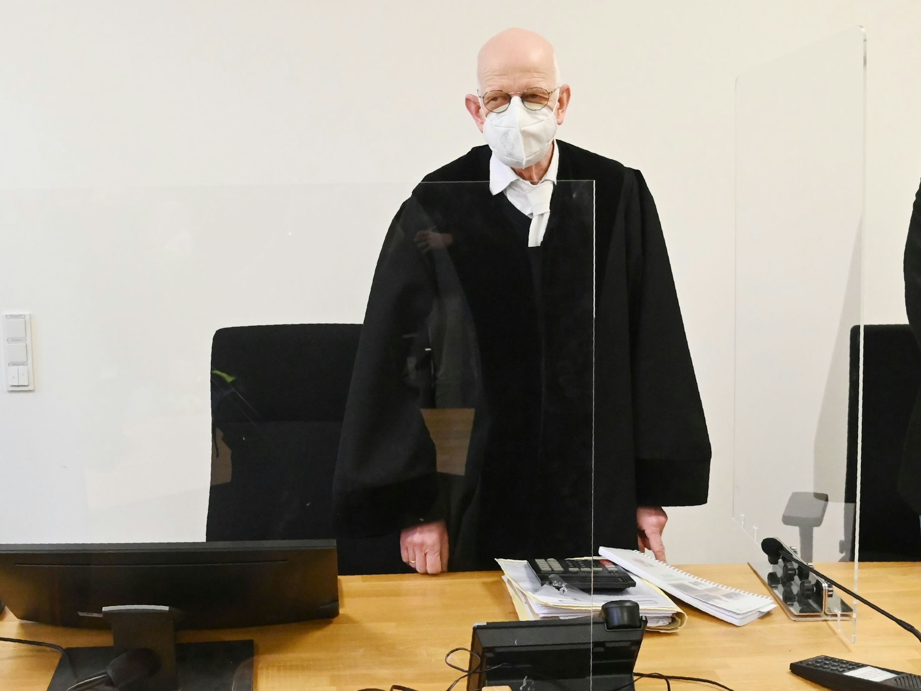 Ein Richter steht in einem Gerichtssaal.