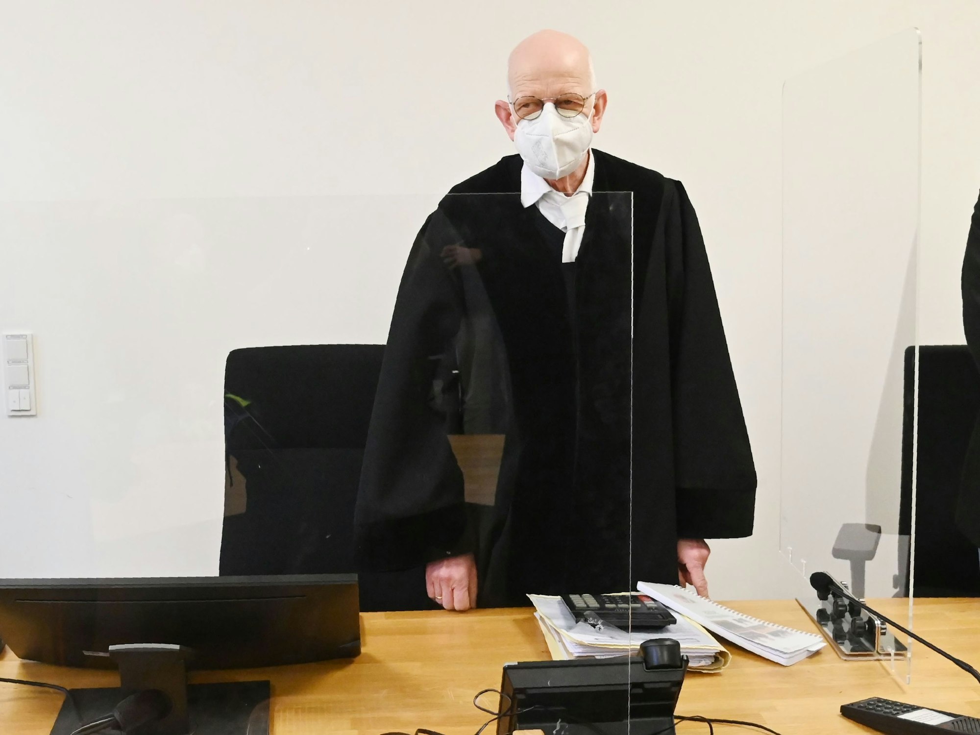 Ein Richter steht in einem Gerichtssaal.