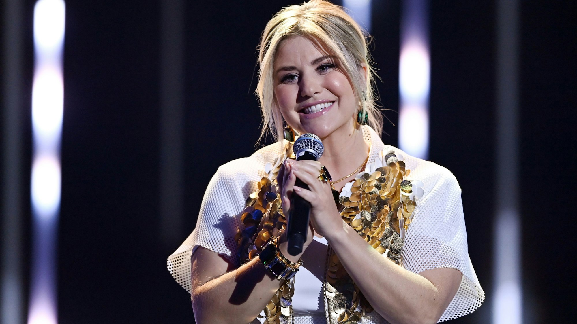 Die Schweizer Schlagersängerin Beatrice Egli steht während der Jose Carreras Gala auf der Bühne.