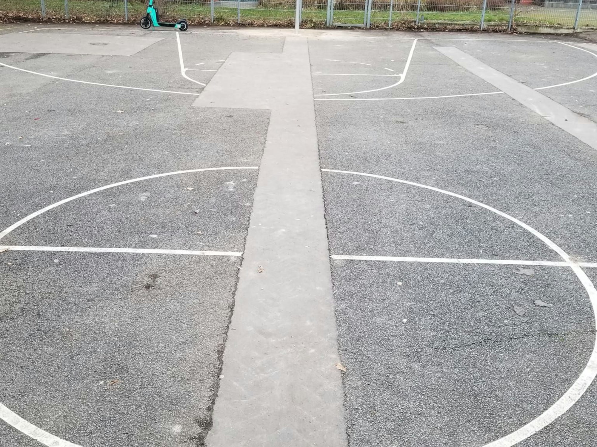 Nachteil: Bei Bauarbeiten wurde der Asphalt aufgeschnitten. Jetzt fehlen einige Markierungen auf dem Basketballplatz im Nippeser Tälchen.