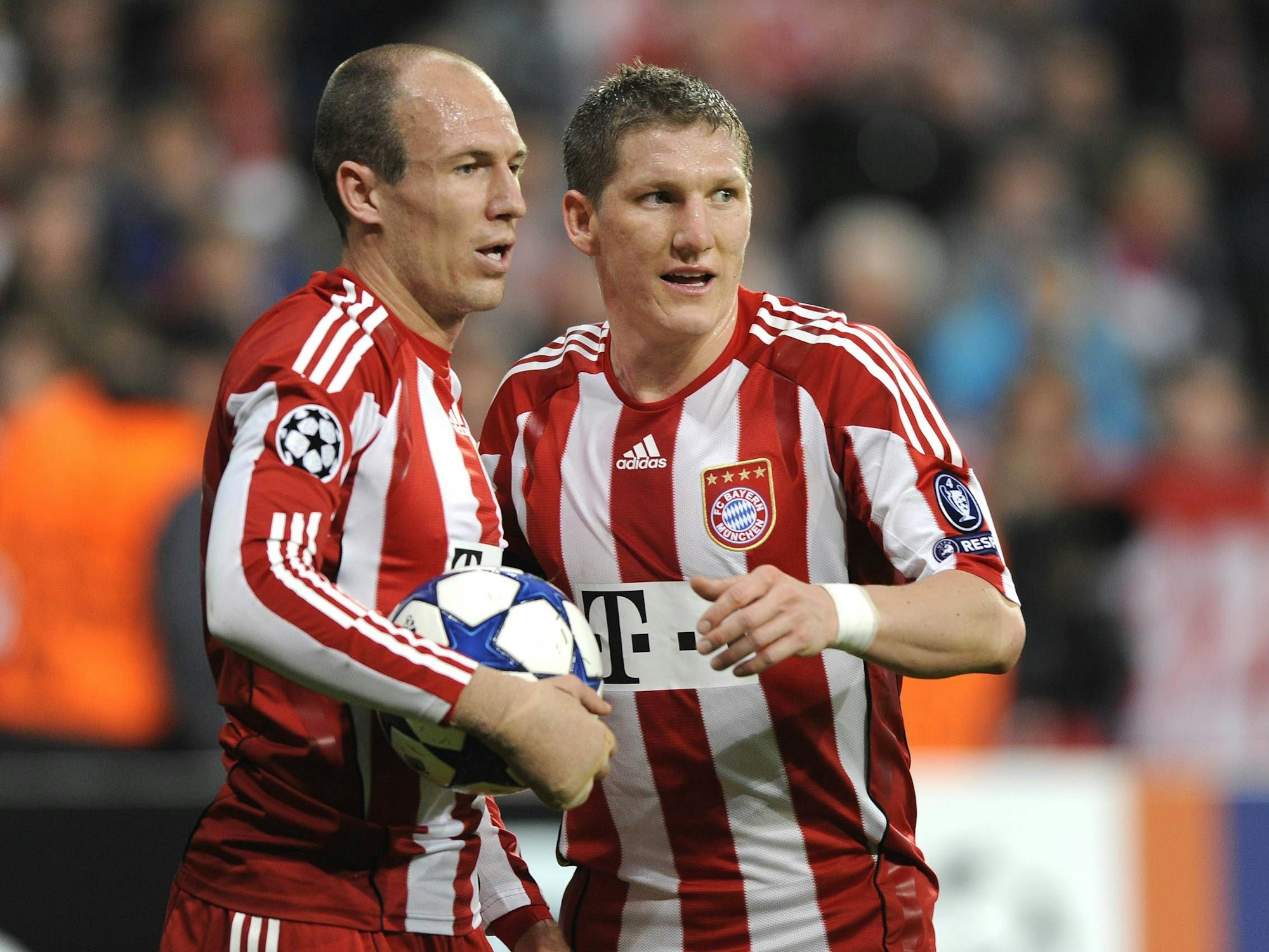 Arjen Robben und Bastian Schweinsteiger diskutieren auf dem Platz.