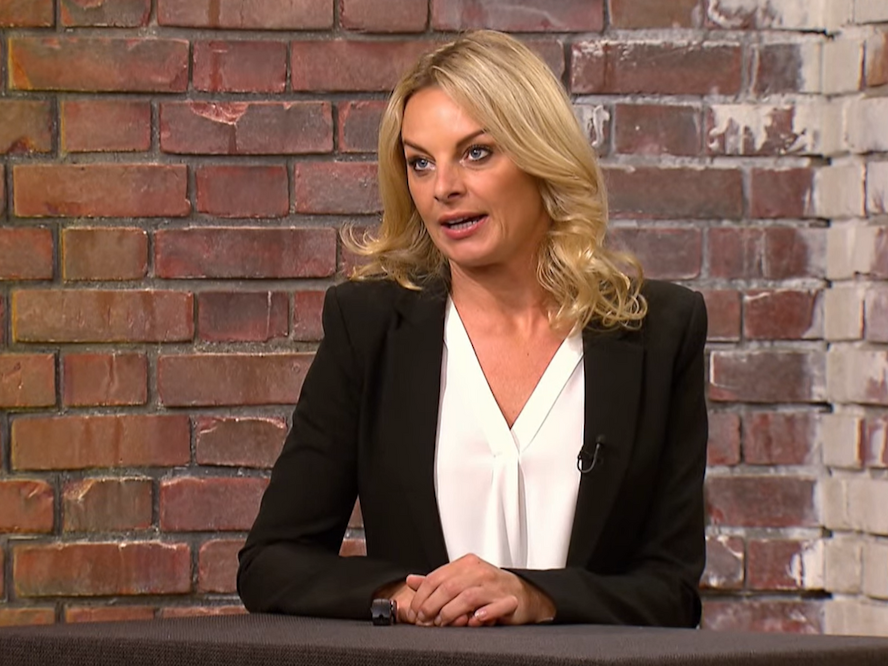 Händlerin Susanne Steiger bei „Bares für Rares“.