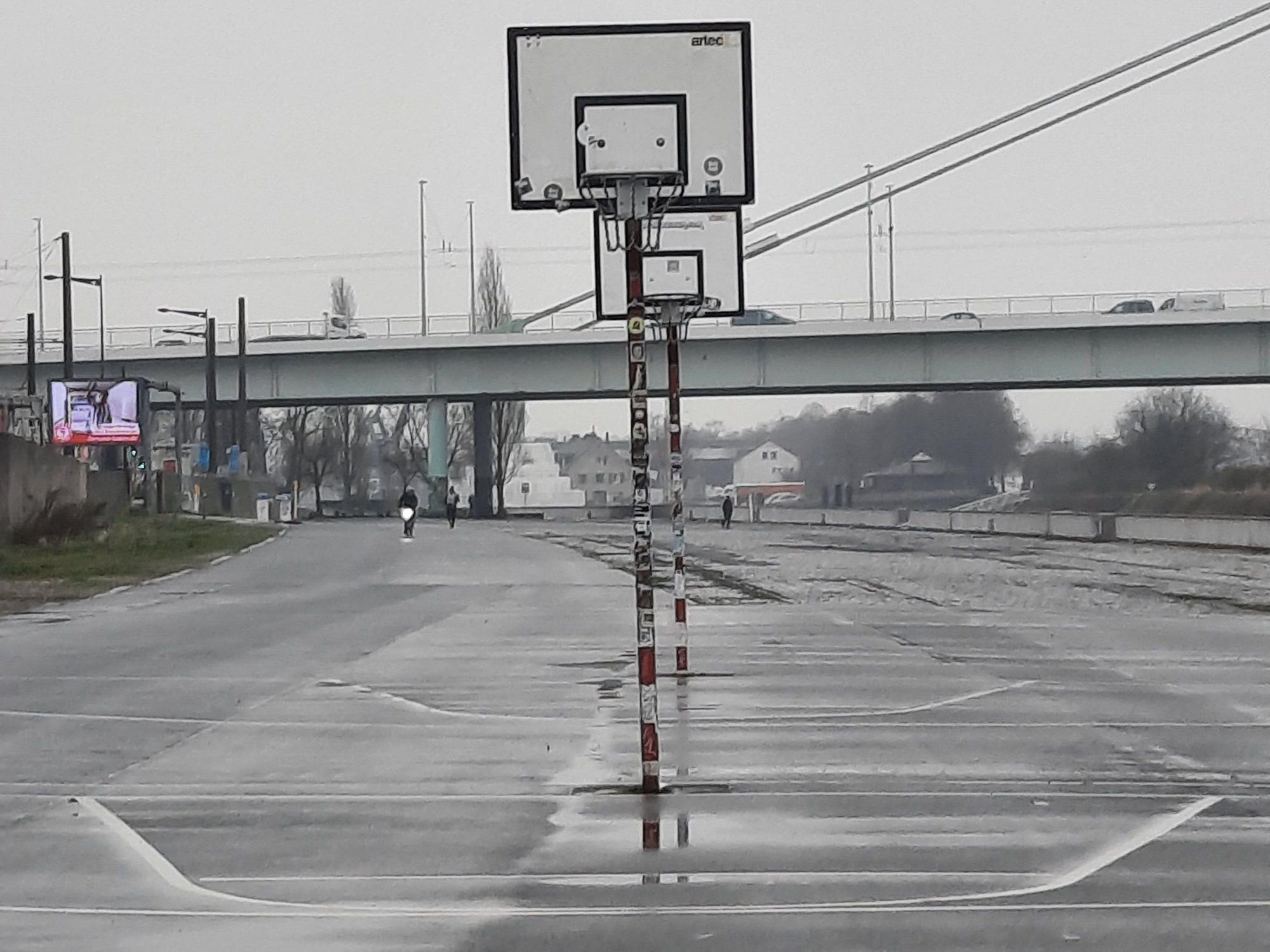 Basketballplatz in Köln. Im Hintergrund die Severinsbrücke.