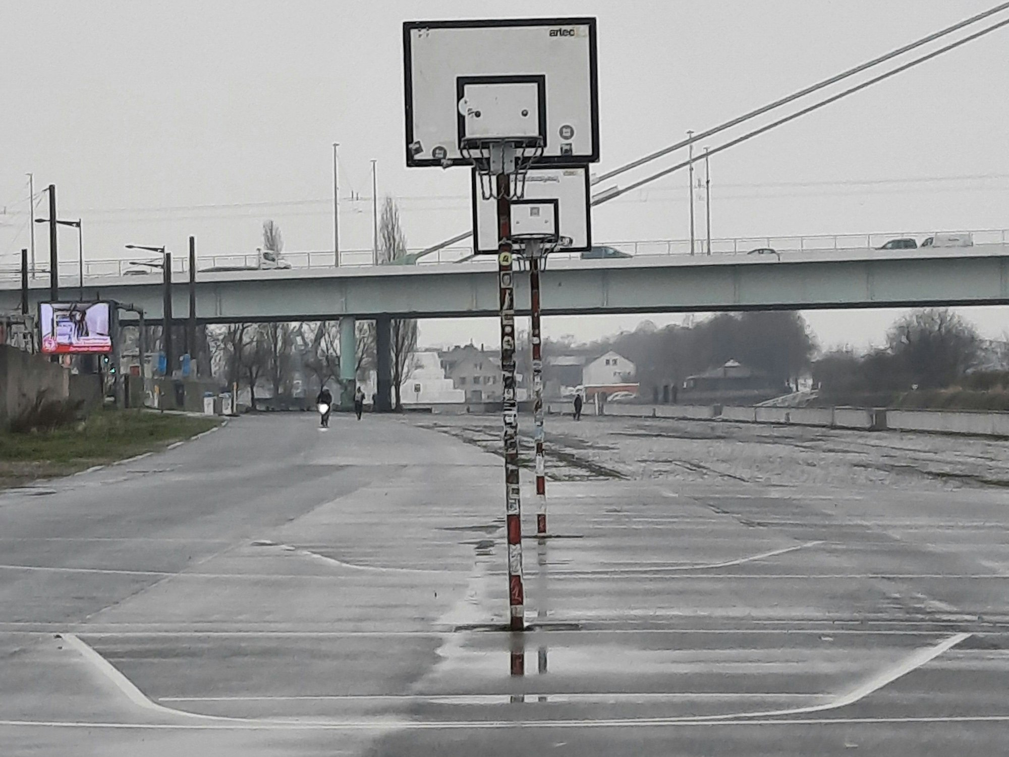 Basketballplatz in Köln. Im Hintergrund die Severinsbrücke.