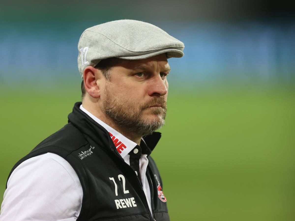 Steffen Baumgart schaut an der Kamera vorbei.