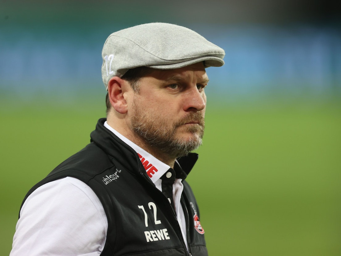 Steffen Baumgart schaut an der Kamera vorbei.