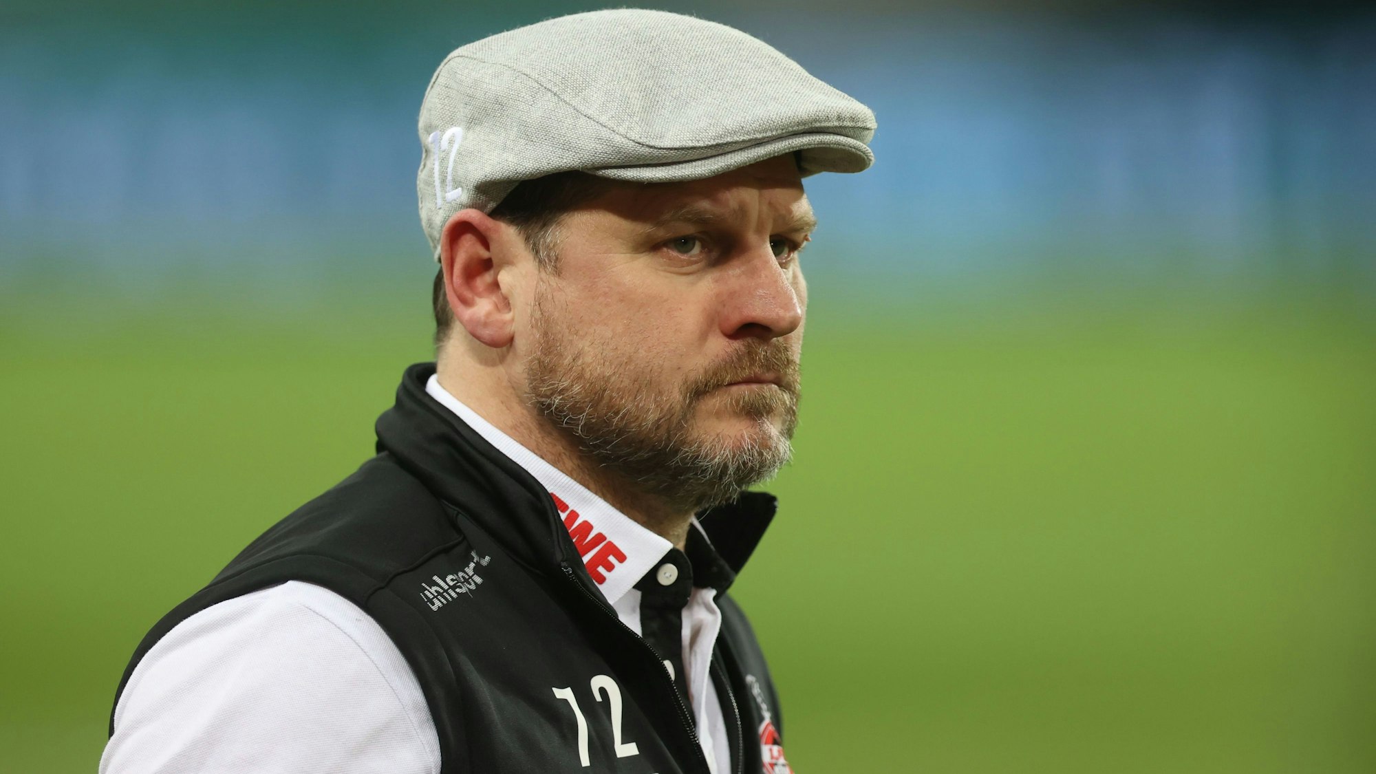 Steffen Baumgart schaut an der Kamera vorbei.