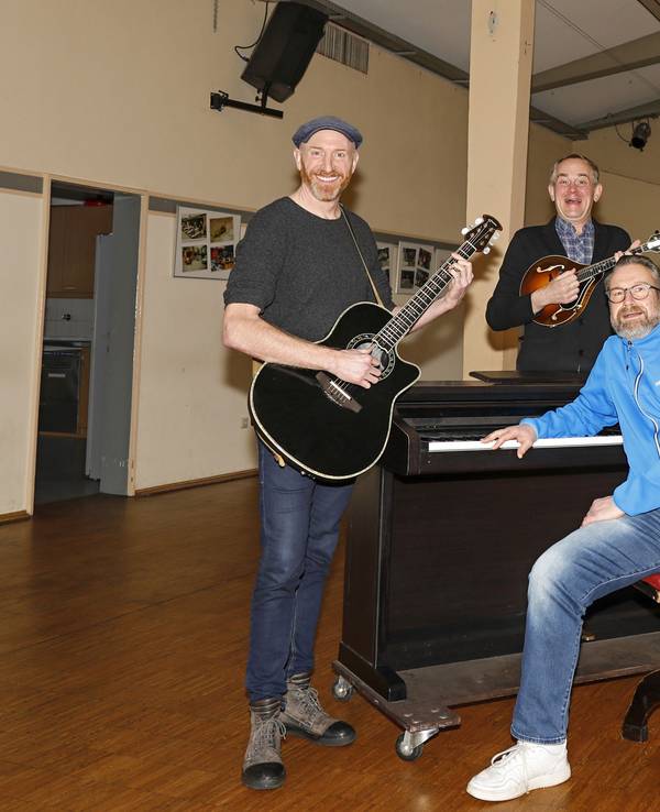 Martin Schopps, JP Weber und Volker Weininger (v.l.) proben als Herrengedeck im Pfarrsaal von Bruder Klaus in Mülheim.