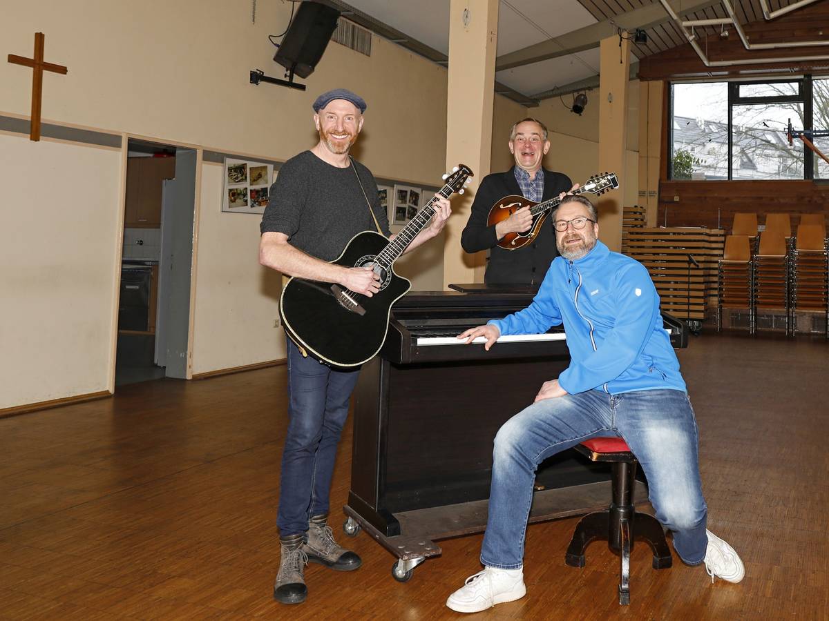 Martin Schopps, JP Weber und Volker Weininger (v.l.) proben als Herrengedeck im Pfarrsaal von Bruder Klaus in Mülheim.