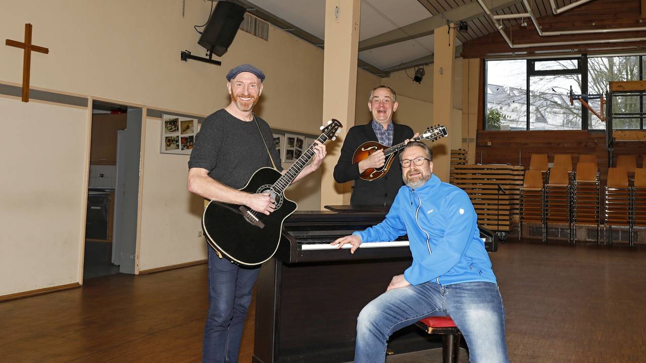 Martin Schopps, JP Weber und Volker Weininger (v.l.) proben als Herrengedeck im Pfarrsaal von Bruder Klaus in Mülheim.