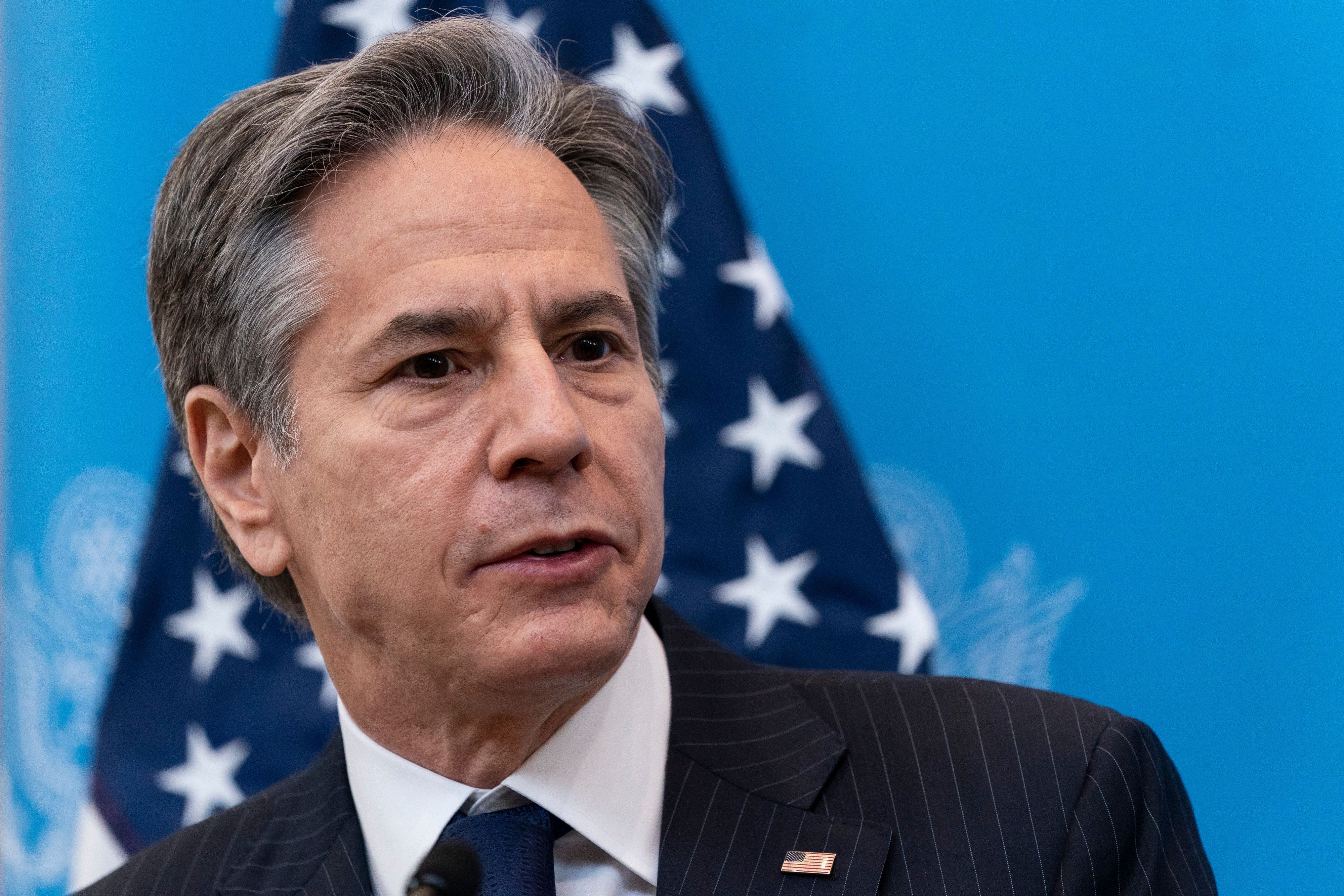 Antony Blinken, Außenminister der USA, spricht bei der Begrüßung von Botschaftsmitarbeitern in der US-Botschaft in Kiew. Foto vom 19. Januar 2022.