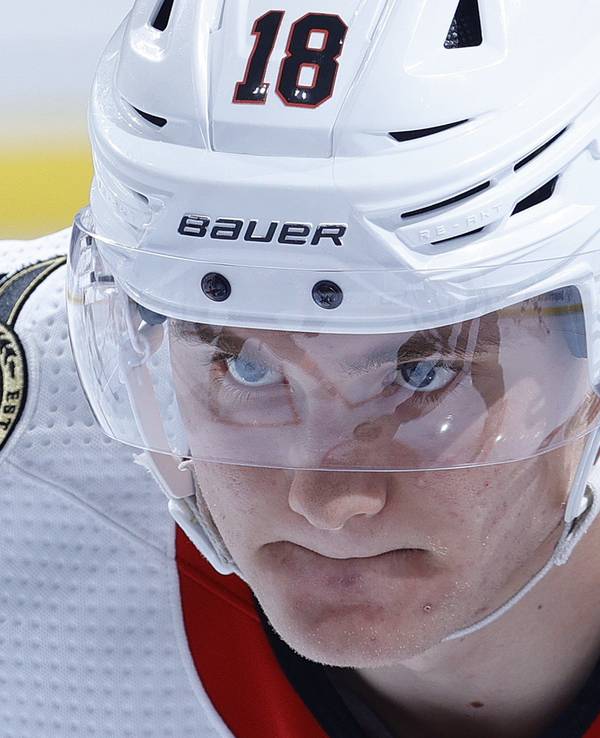Senators-Talent Tim Stützle hoch konzentriert beim NHL-Spiel gegen die Philadelphia Flyers.