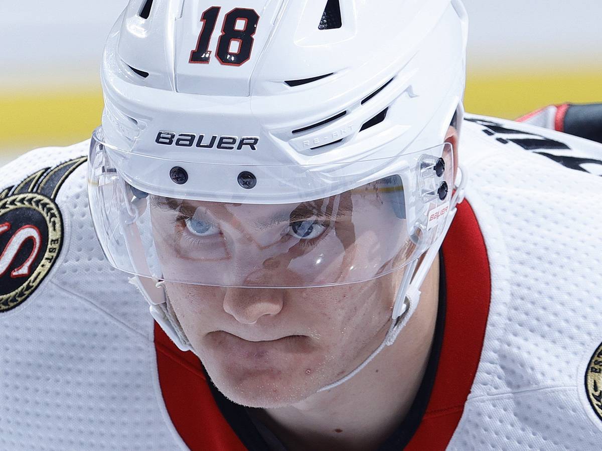 Senators-Talent Tim Stützle hoch konzentriert beim NHL-Spiel gegen die Philadelphia Flyers.