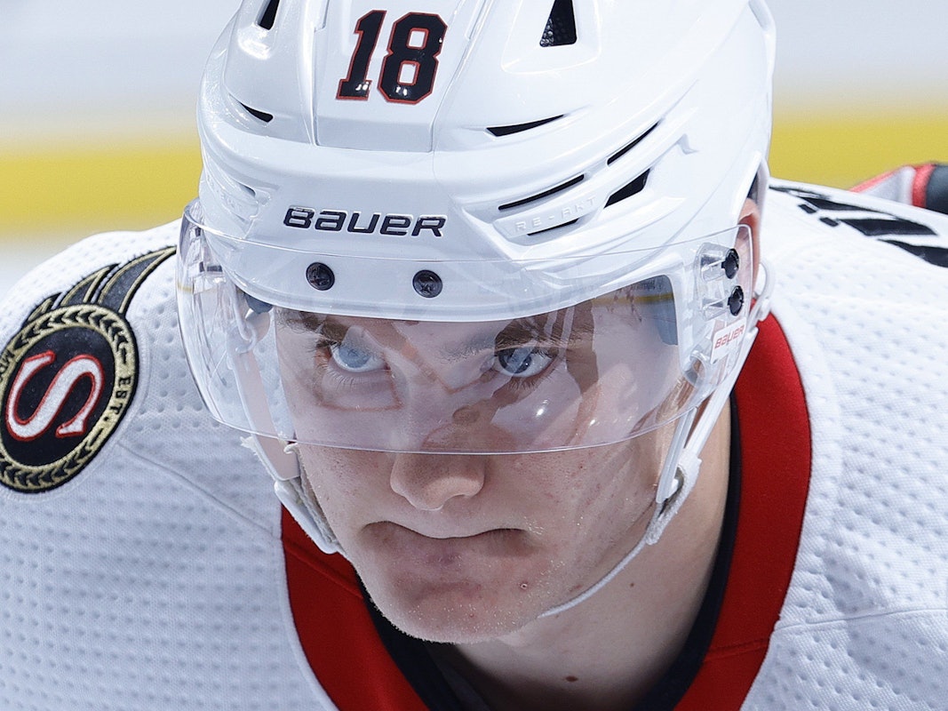 Senators-Talent Tim Stützle hoch konzentriert beim NHL-Spiel gegen die Philadelphia Flyers.