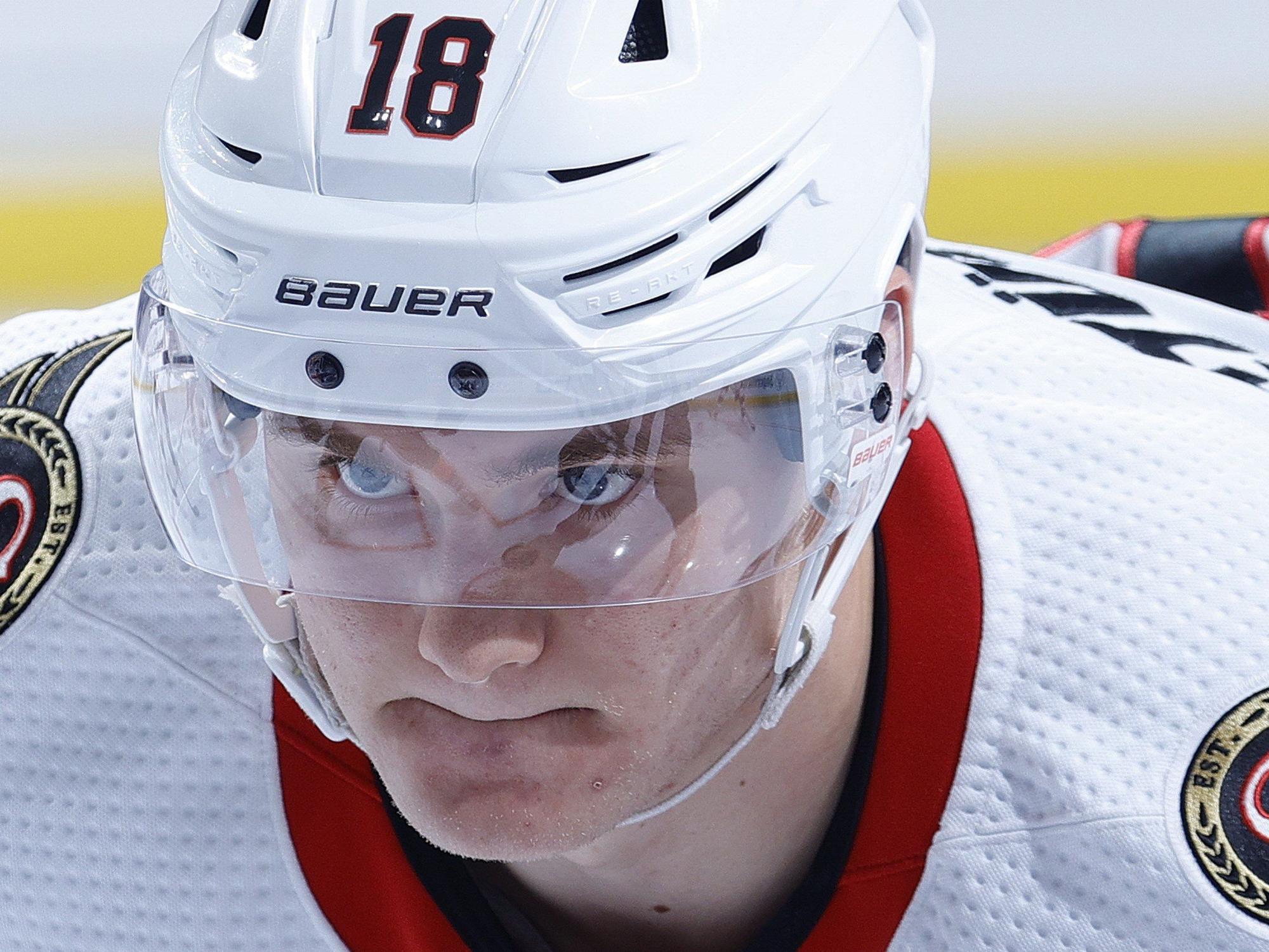 Senators-Talent Tim Stützle hoch konzentriert beim NHL-Spiel gegen die Philadelphia Flyers.