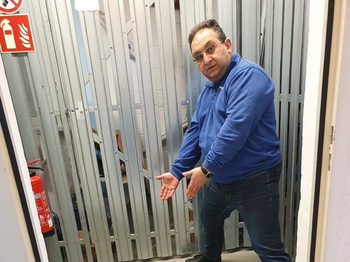 Murat Sahin zeigt den Wasserschaden im Keller